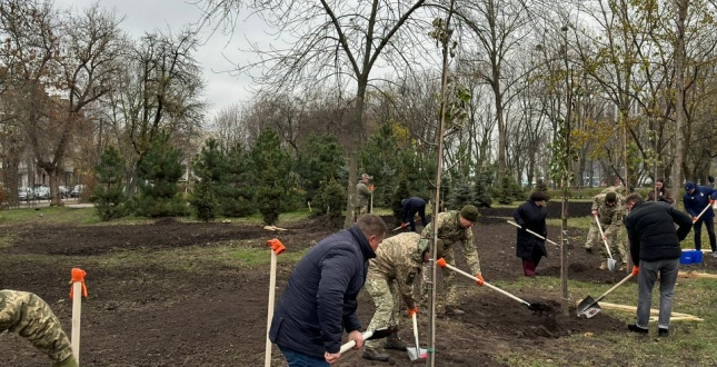 Нова алея у парку Захисників України