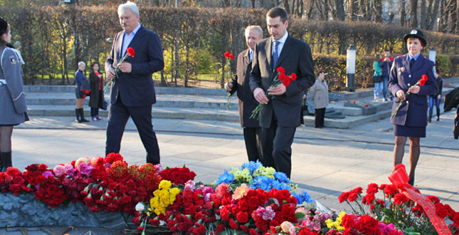 Учні Юридичного ліцею Солом’янського району на честь 70-річчя визволення Києва від німецьких загарбників вшанували пам'ять полеглих воїнів почесною Вартою біля Вічного вогню